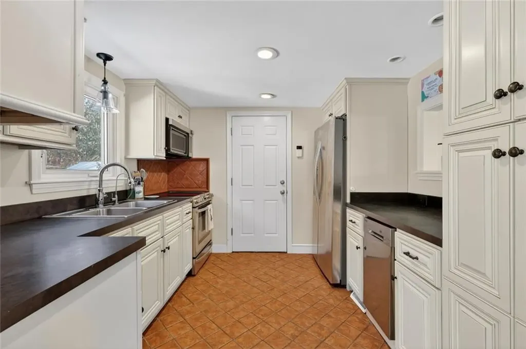 92 Locust Street Portsmouth RI 02871