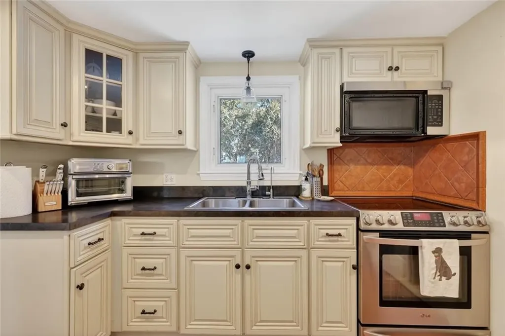 92 Locust Street Portsmouth RI 02871