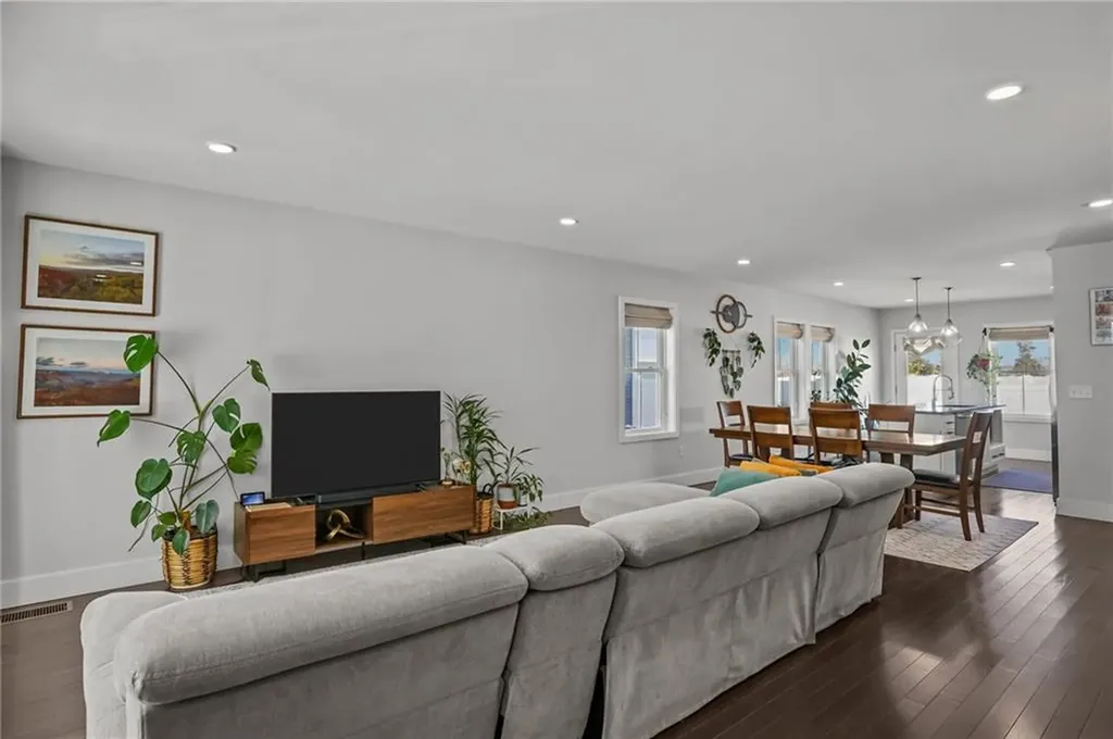 165 Graystone Street Warwick RI 02886