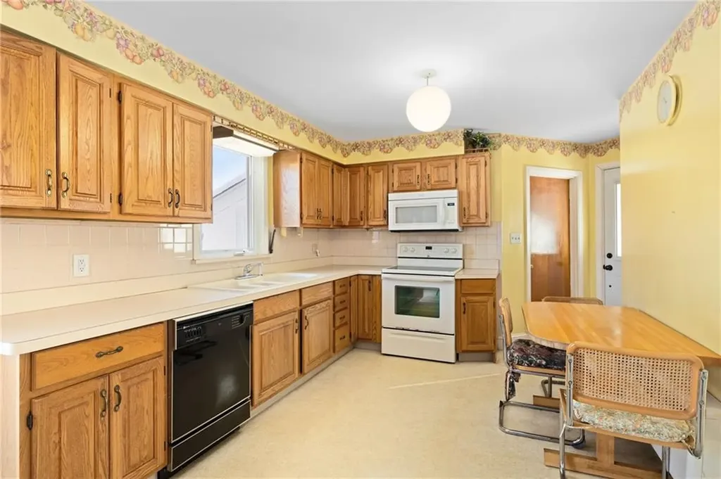 106 Wannamoisett Road East Providence RI 02914