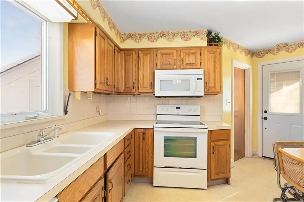 106 Wannamoisett Road East Providence RI 02914