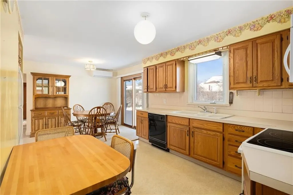 106 Wannamoisett Road East Providence RI 02914