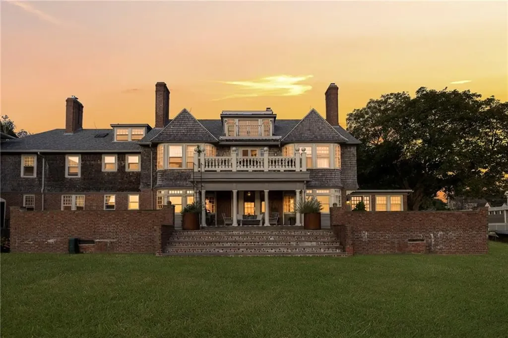 221 Hope Street Bristol RI 02809