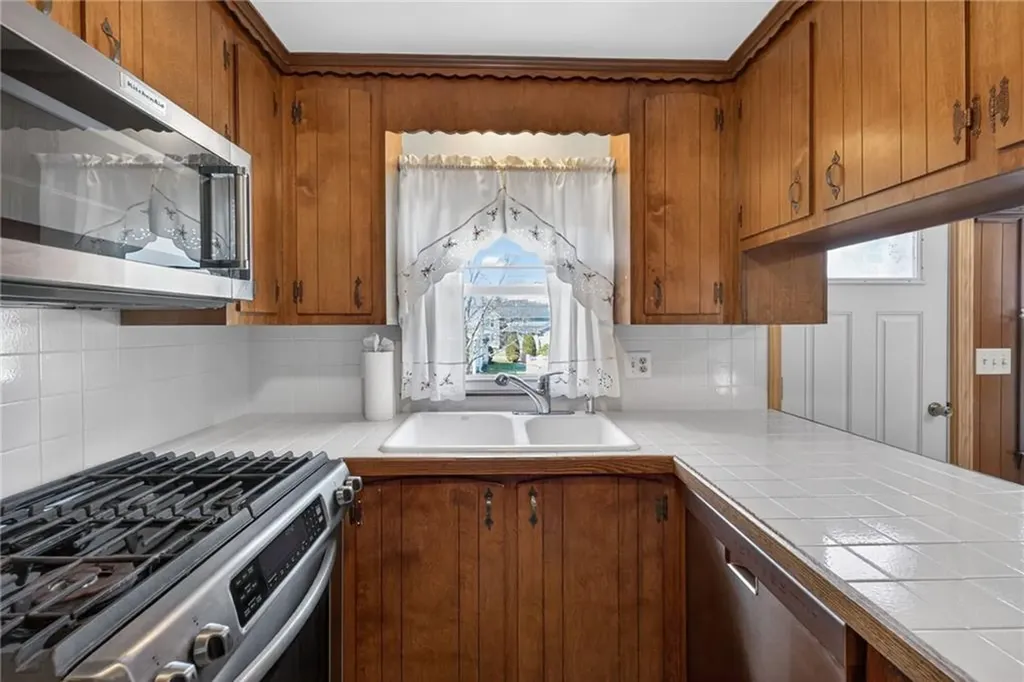 27 Wenscott Lane North Providence RI 02904