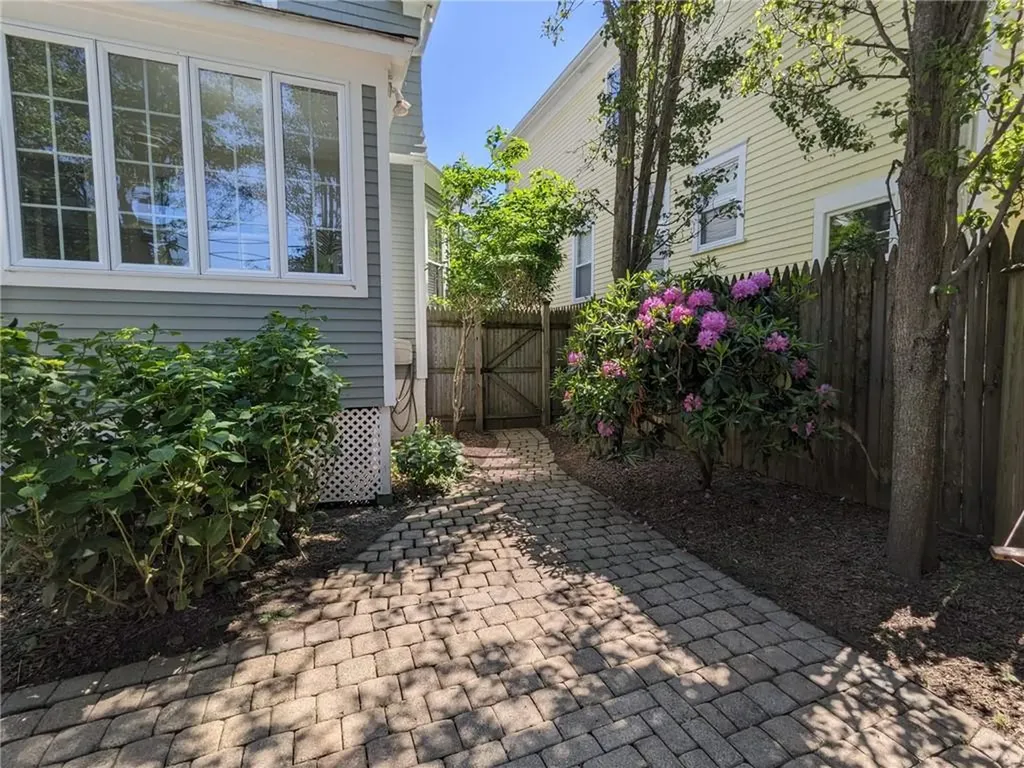 16 Dartmouth Street Newport RI 02840