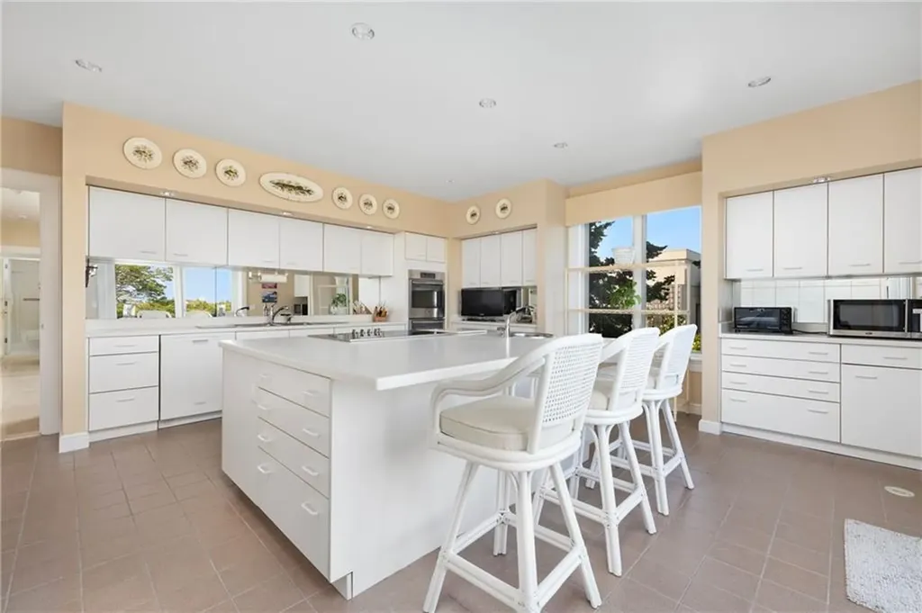 283 Ocean Avenue Newport RI 02840