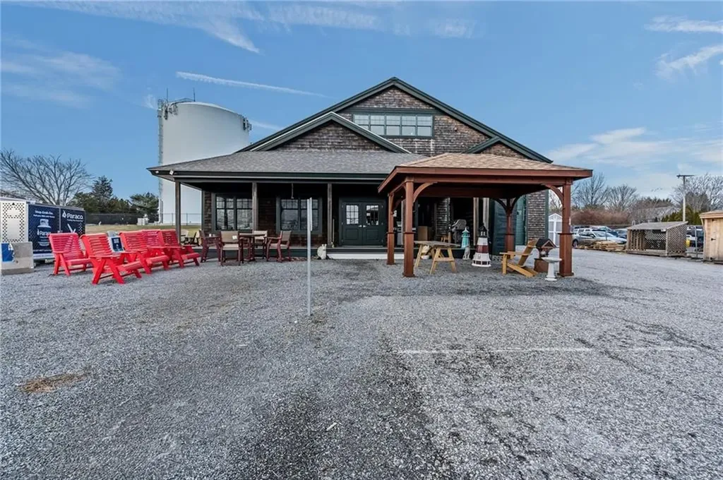 1960 E Main Road Portsmouth RI 02871