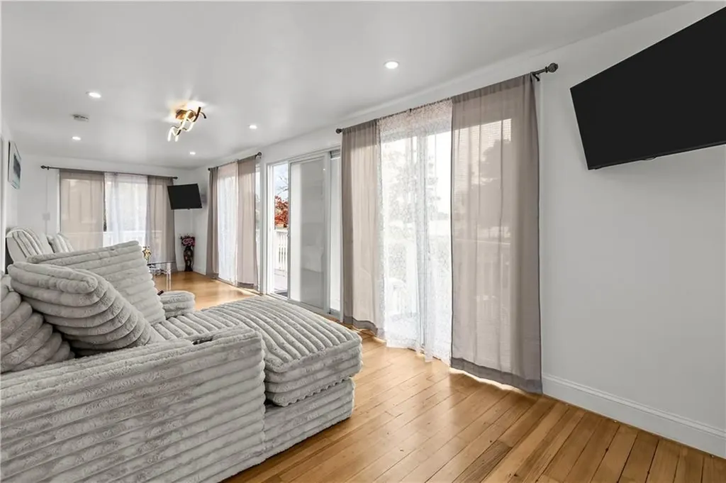 129 Shore Road East Providence RI 02903