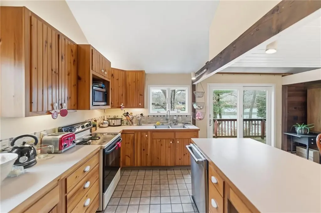 4 Lakeside Drive Narragansett RI 02882