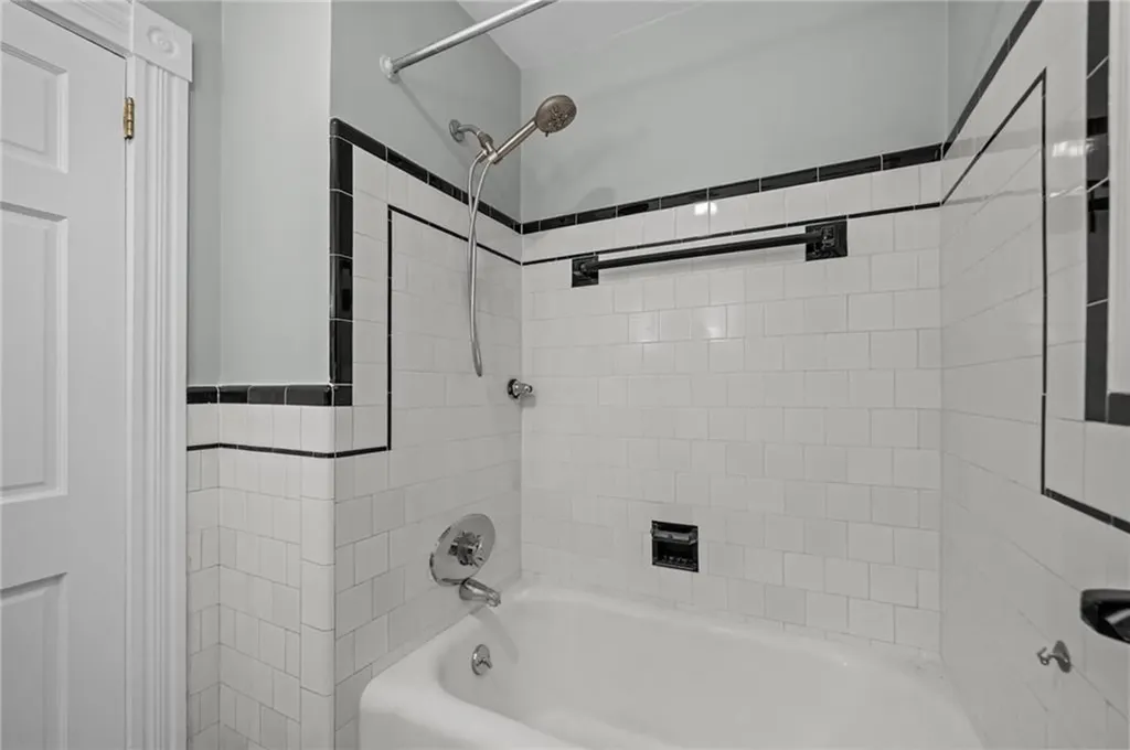 11 Bayview Avenue Newport RI 02840