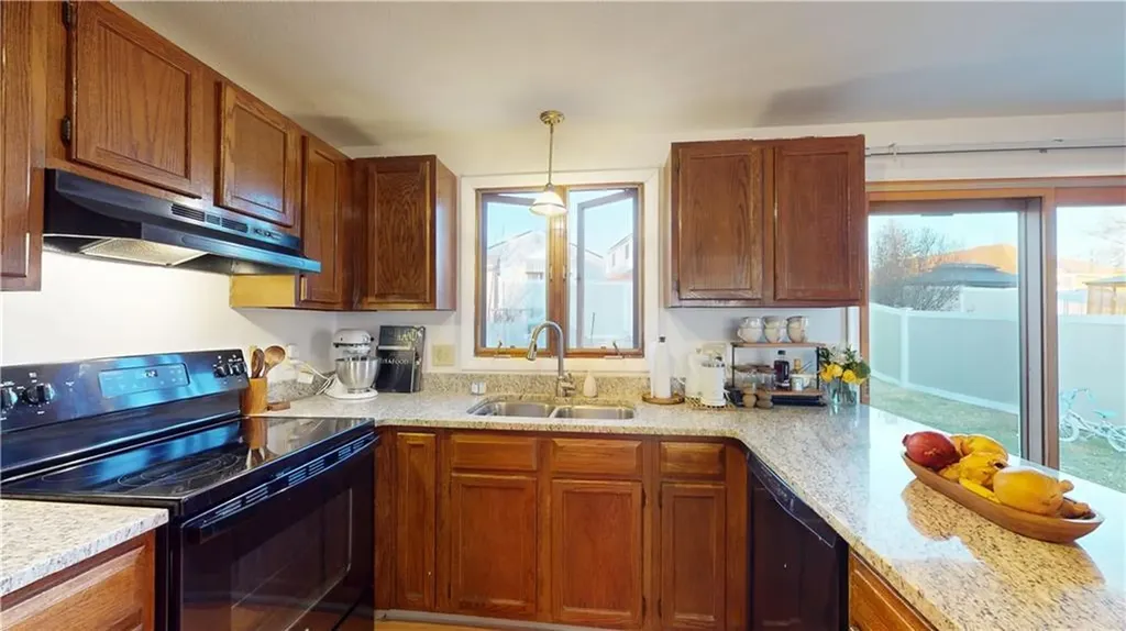 19 Pavilion Court Cranston RI 02920