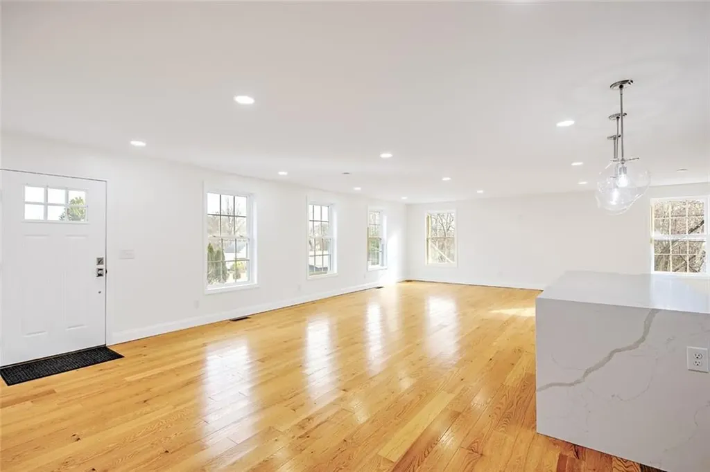 29 Graves Avenue North Smithfield RI 02896