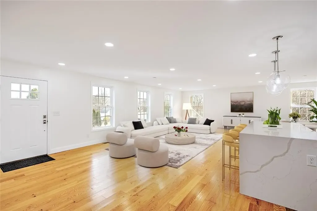 29 Graves Avenue North Smithfield RI 02896