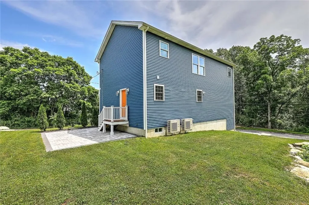 29 Graves Avenue North Smithfield RI 02896