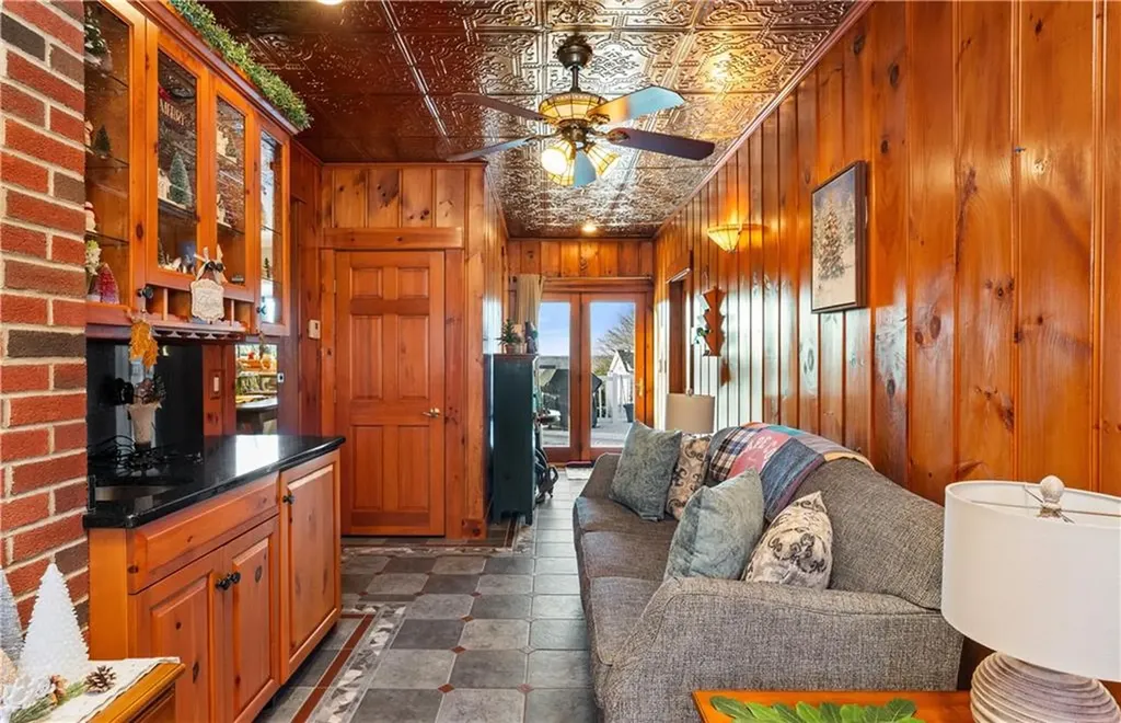 29 Robert Street Tiverton RI 02878