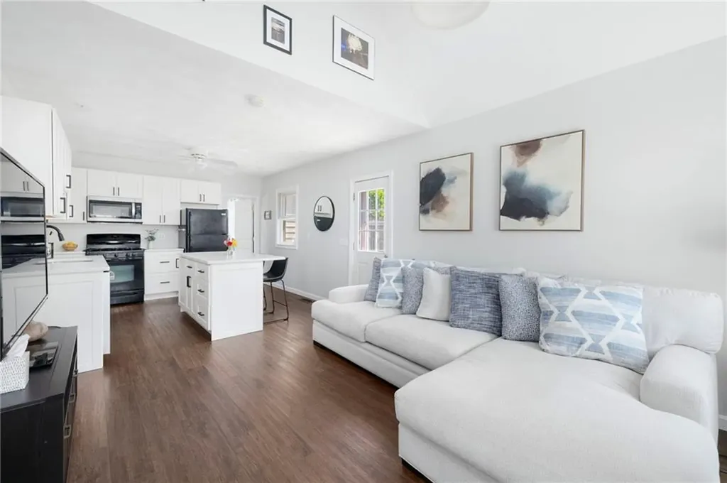 51 Old Oak Avenue Cranston RI 02920