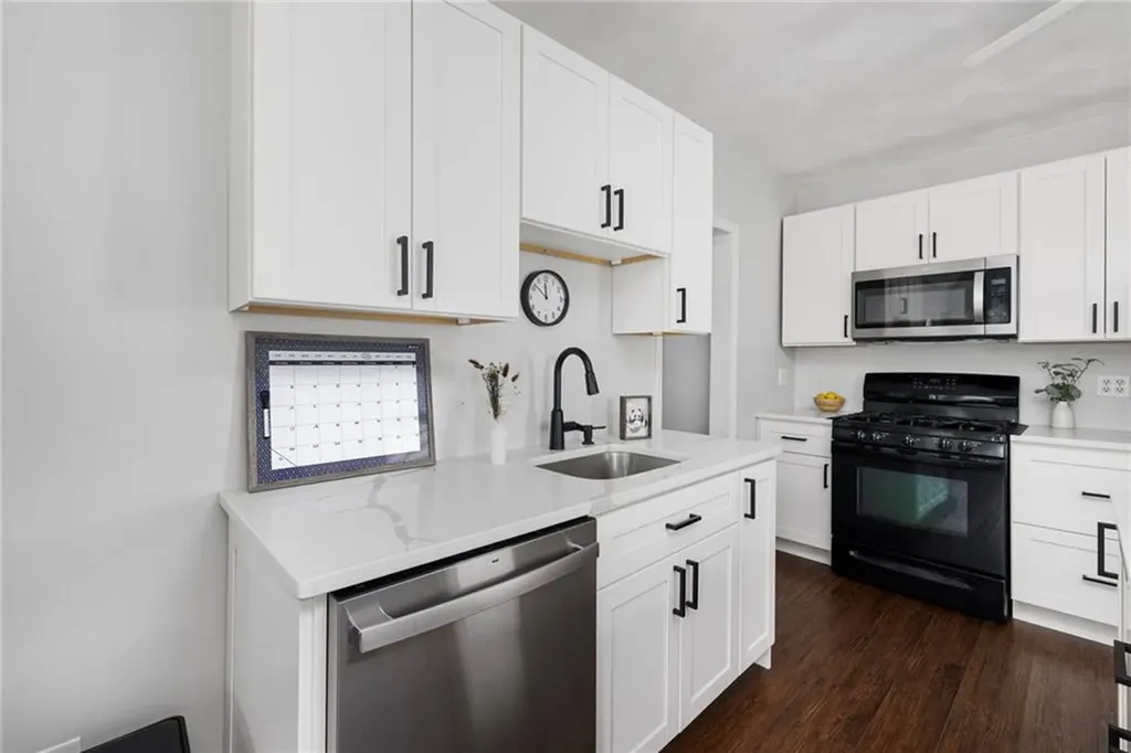 51 Old Oak Avenue Cranston RI 02920