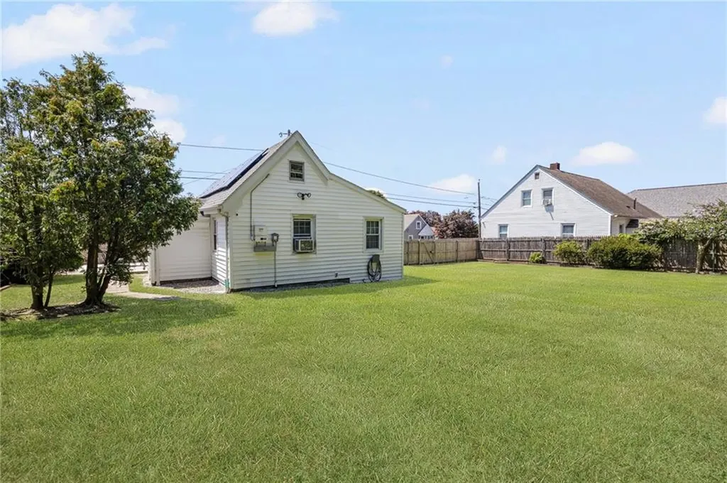 51 Old Oak Avenue Cranston RI 02920