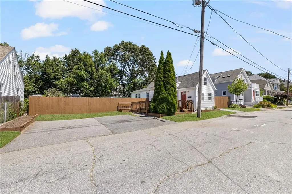 51 Old Oak Avenue Cranston RI 02920