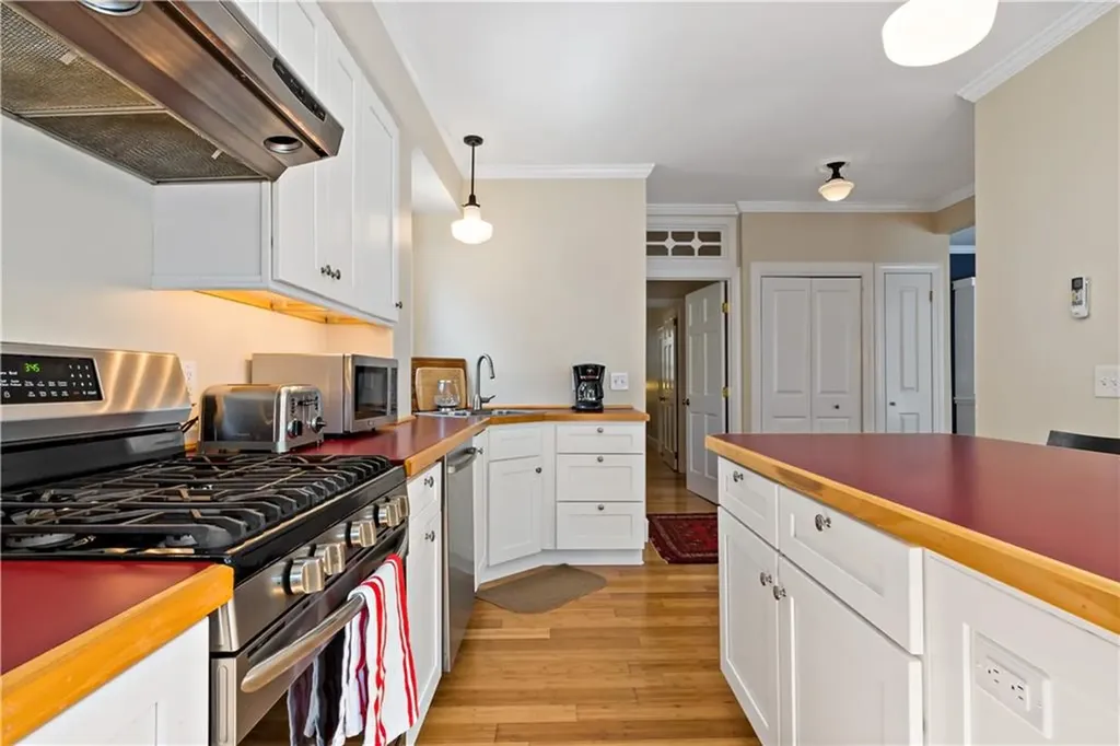 6 Gladding Court Newport RI 02840