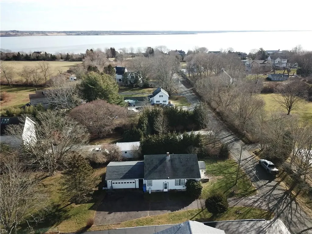 222 Peckham Avenue Middletown RI 02842