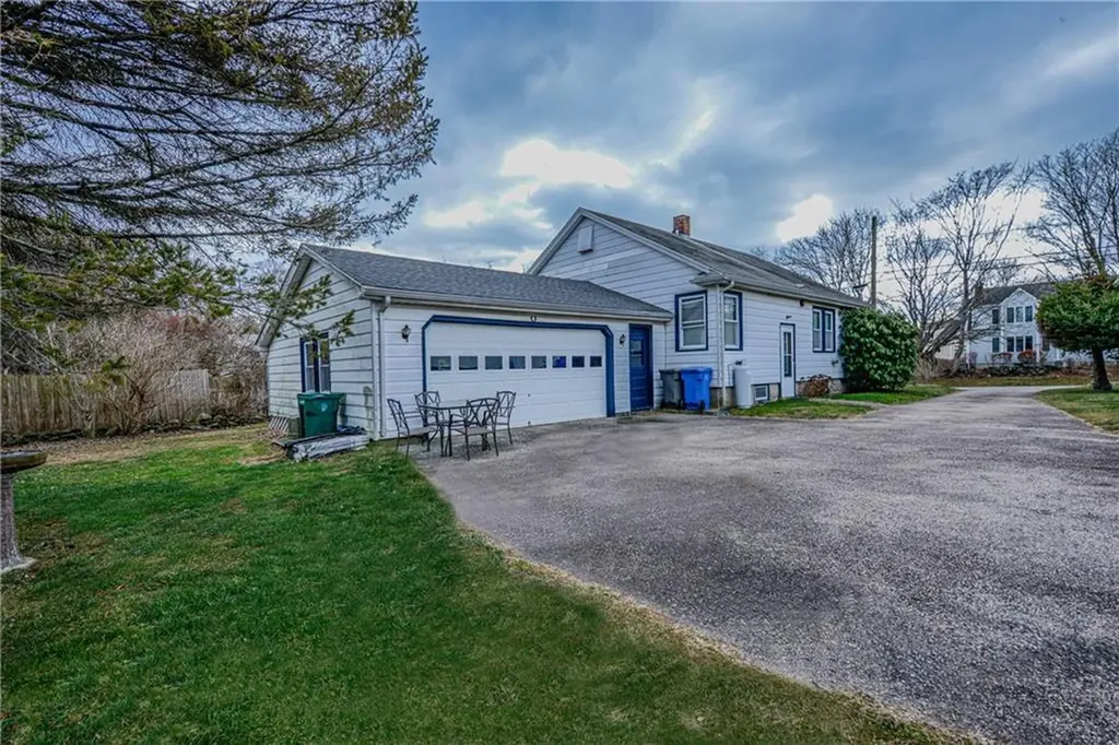 222 Peckham Avenue Middletown RI 02842