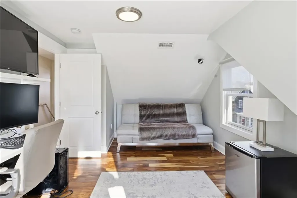 15 Vaughan Avenue Newport RI 02840