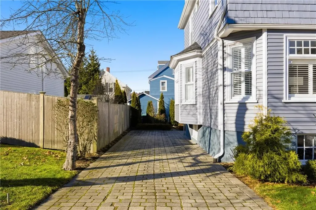 15 Vaughan Avenue Newport RI 02840