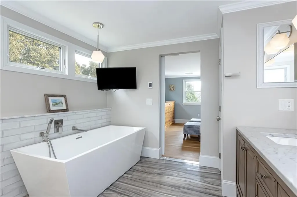 79 Peckham Lane Middletown RI 02842