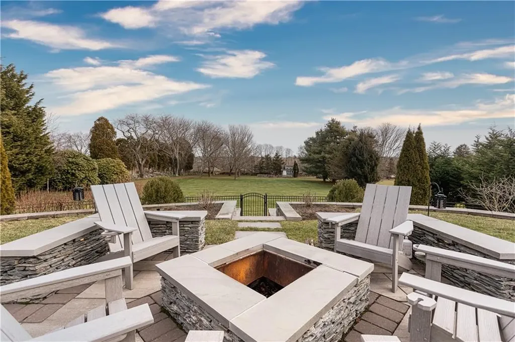 79 Peckham Lane Middletown RI 02842