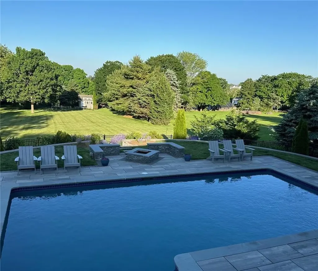 79 Peckham Lane Middletown RI 02842