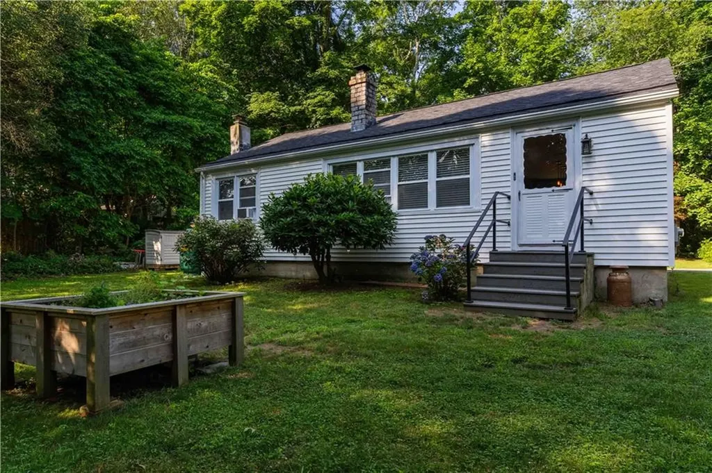 16 Smith Street Bristol RI 02890