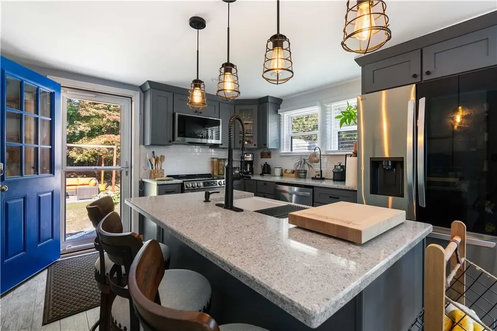 16 Smith Street Bristol RI 02890