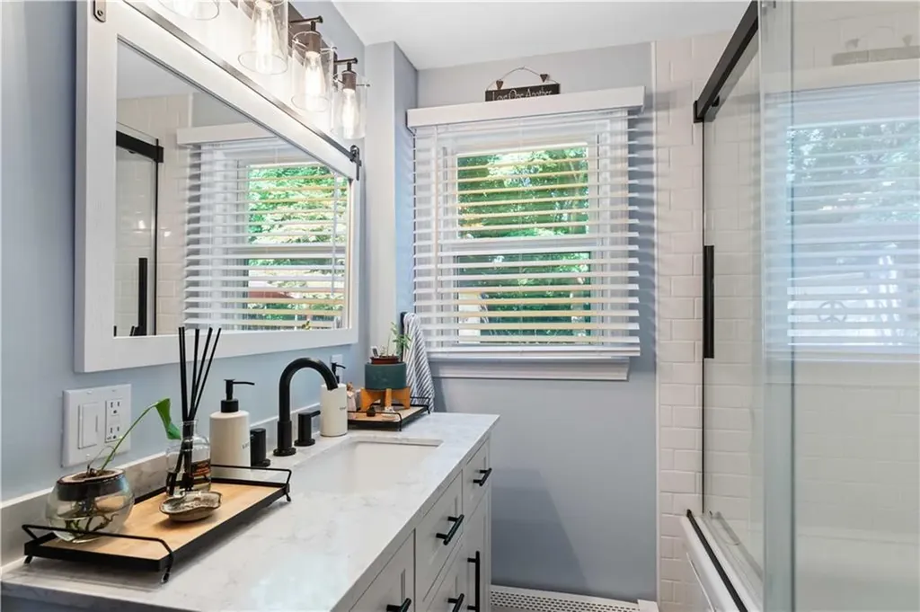 16 Smith Street Bristol RI 02890