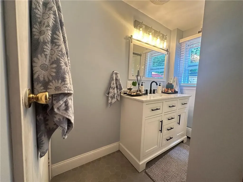 16 Smith Street Bristol RI 02890