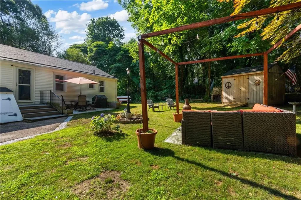 16 Smith Street Bristol RI 02890