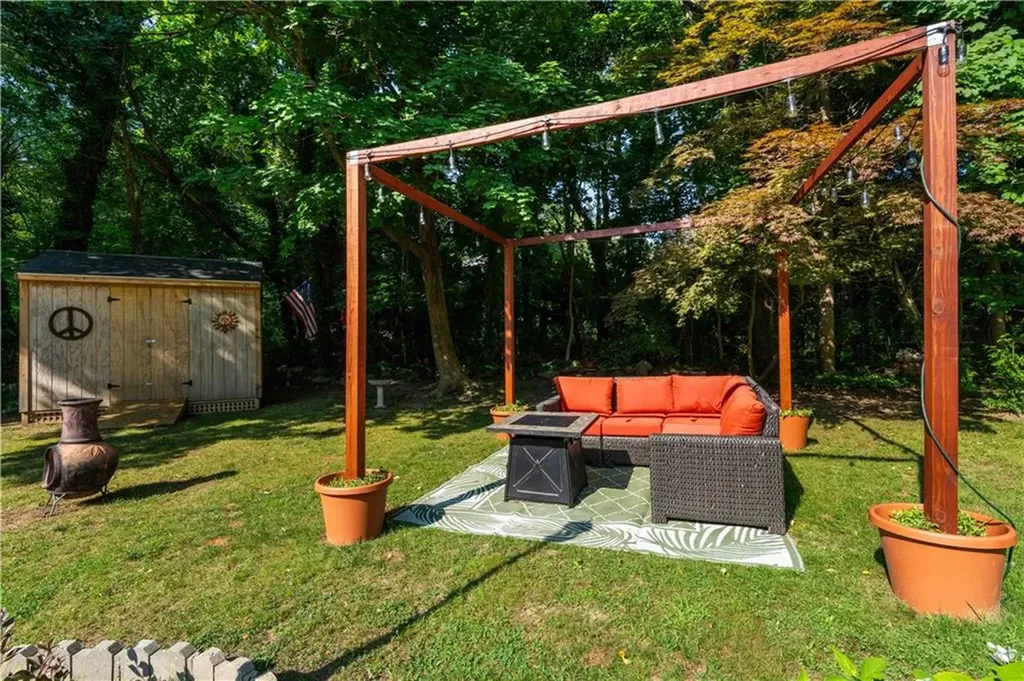 16 Smith Street Bristol RI 02890