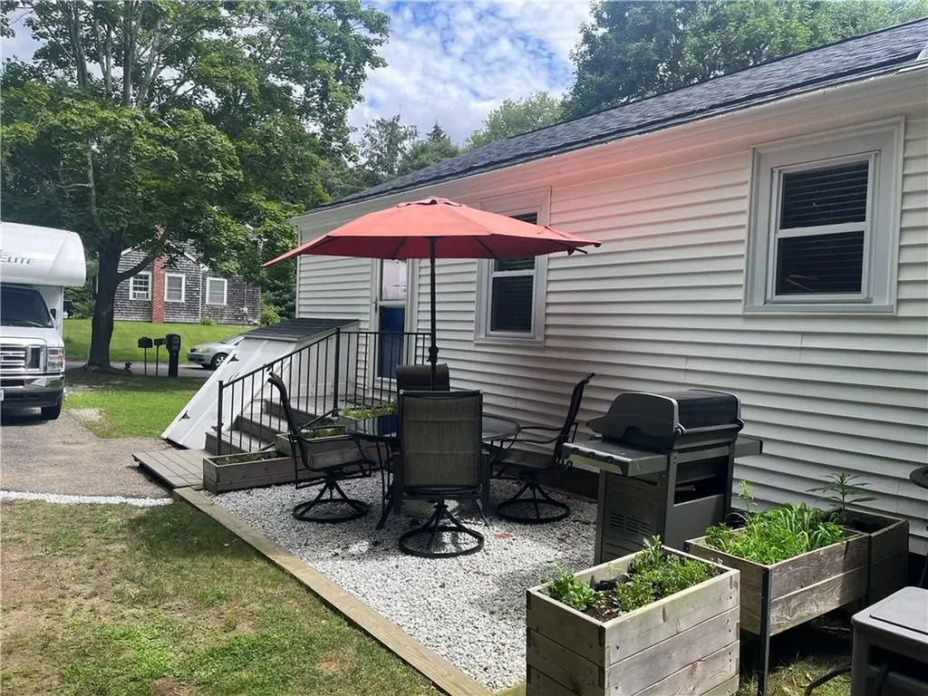 16 Smith Street Bristol RI 02890