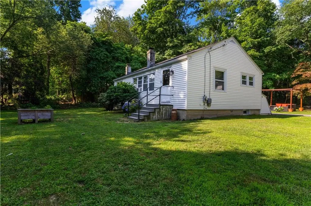 16 Smith Street Bristol RI 02890