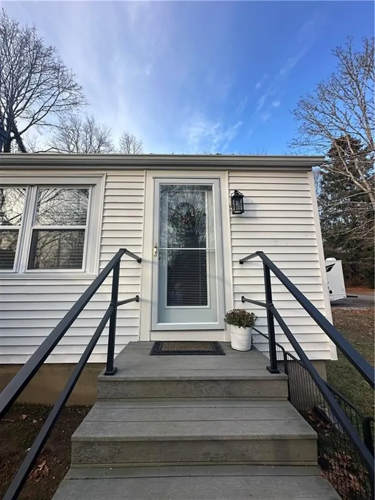 16 Smith Street Bristol RI 02890