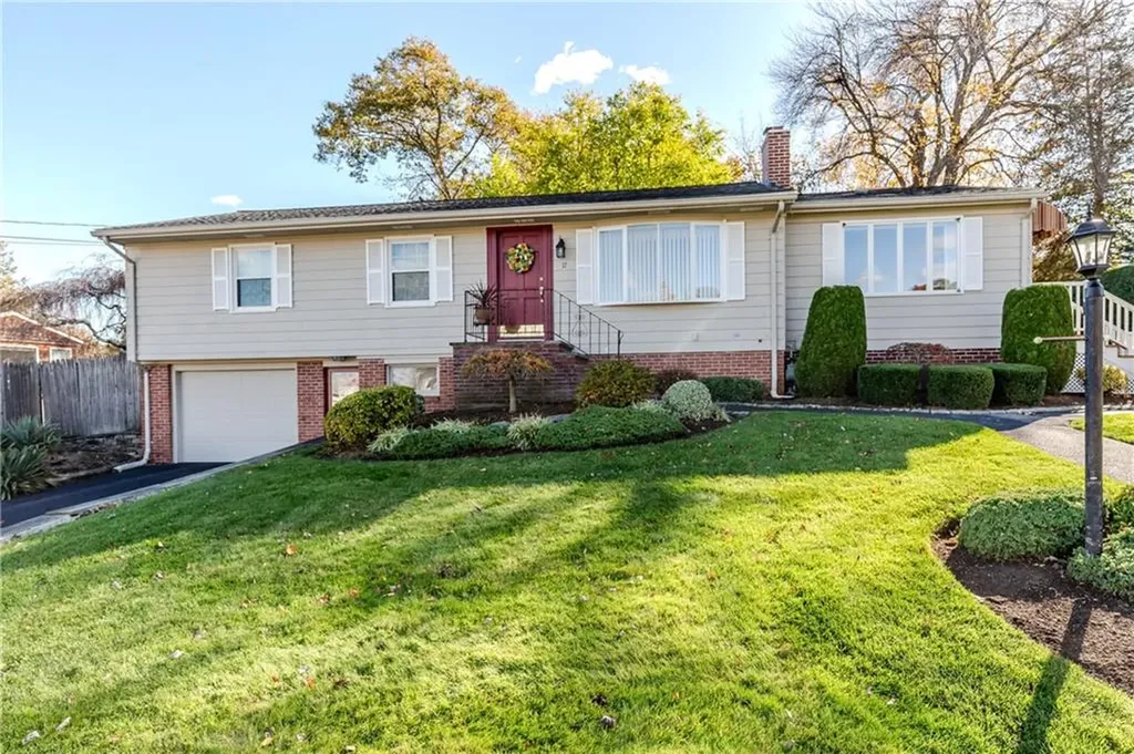 17 Woodview Drive Cranston RI 02920
