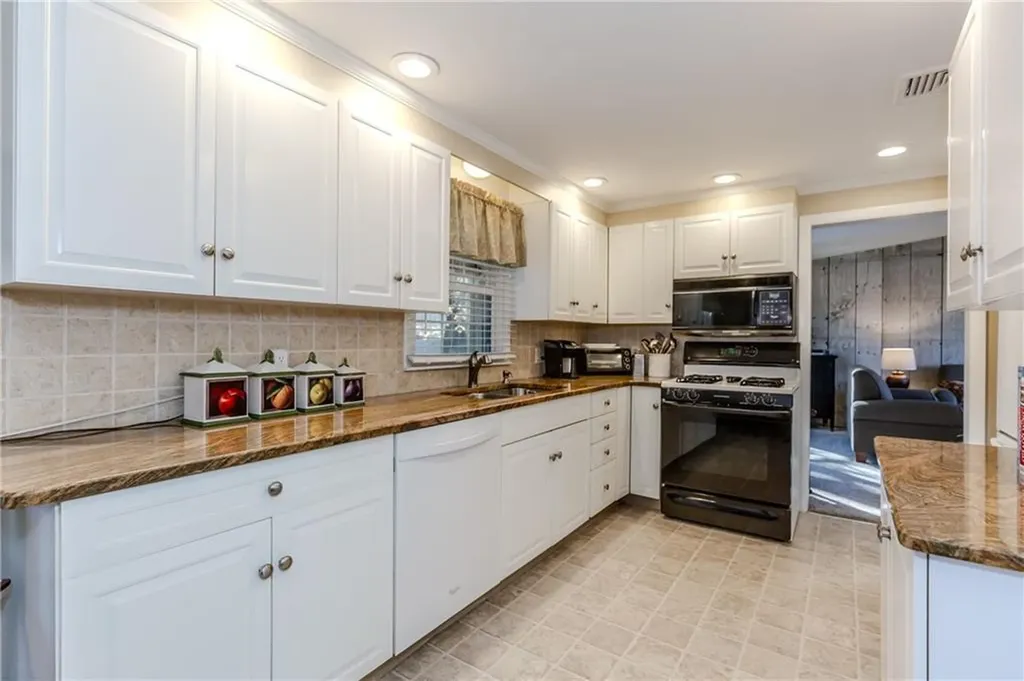 17 Woodview Drive Cranston RI 02920