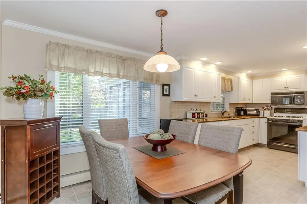 17 Woodview Drive Cranston RI 02920