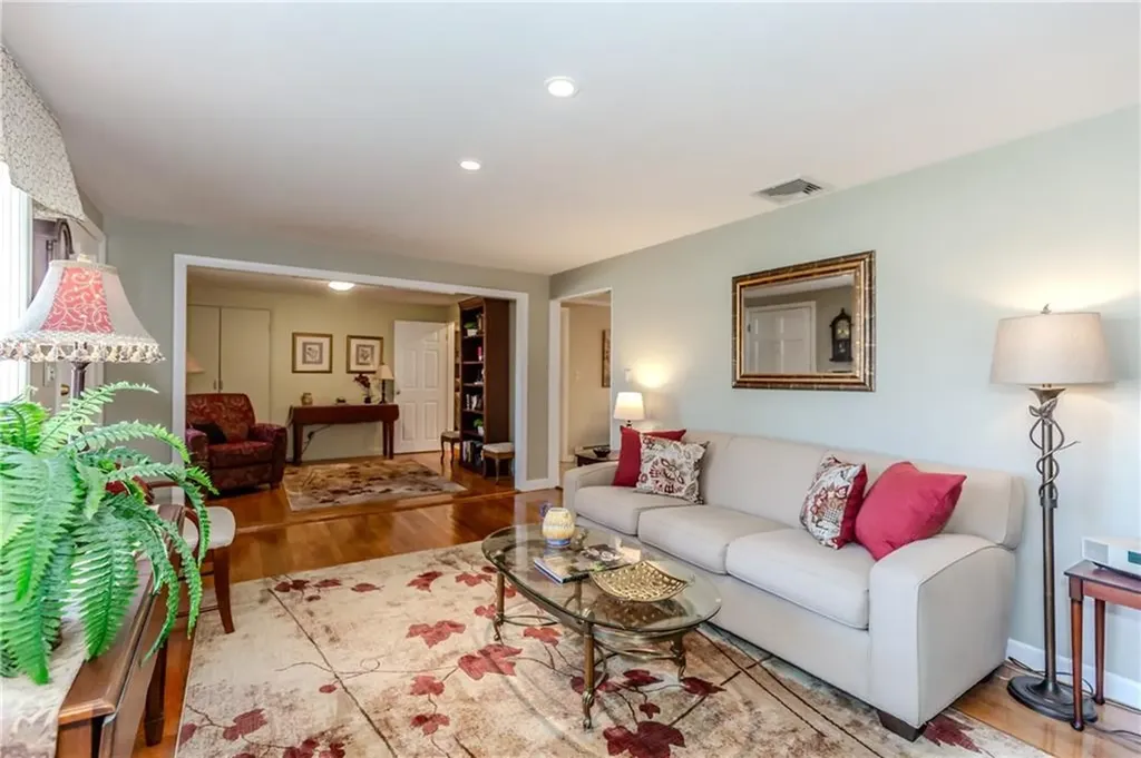 17 Woodview Drive Cranston RI 02920