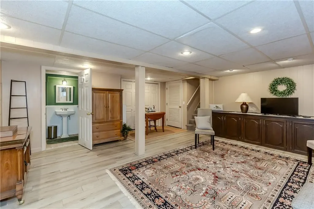 17 Woodview Drive Cranston RI 02920