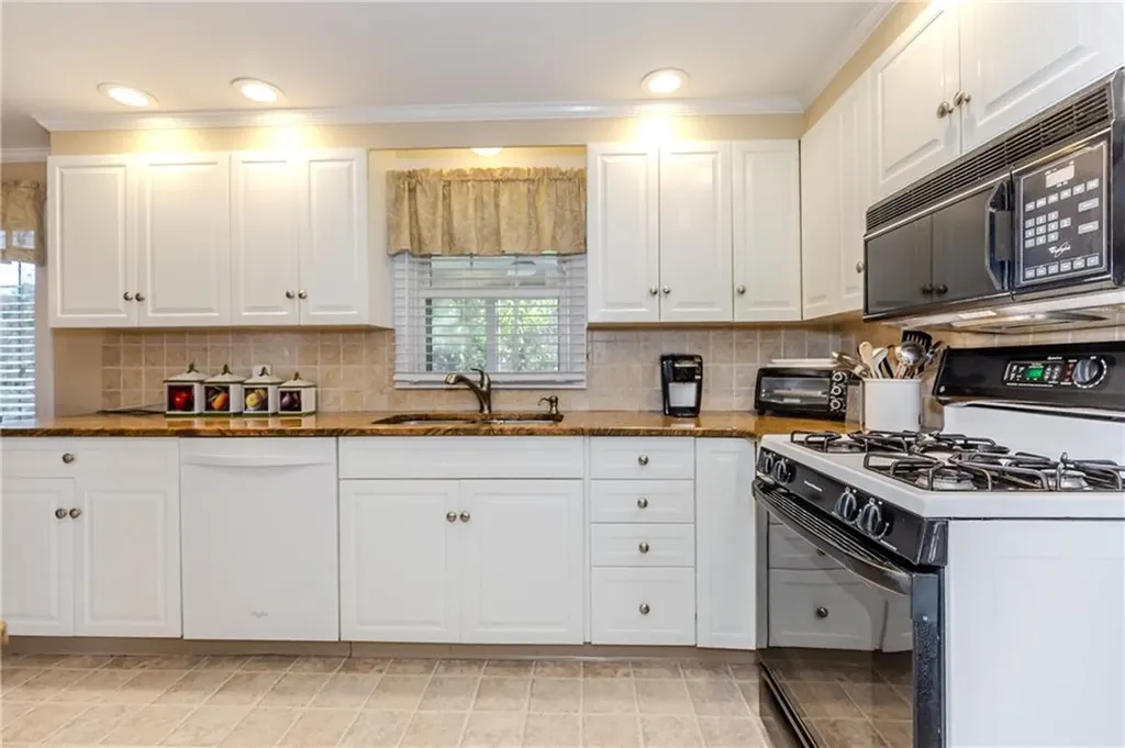 17 Woodview Drive Cranston RI 02920