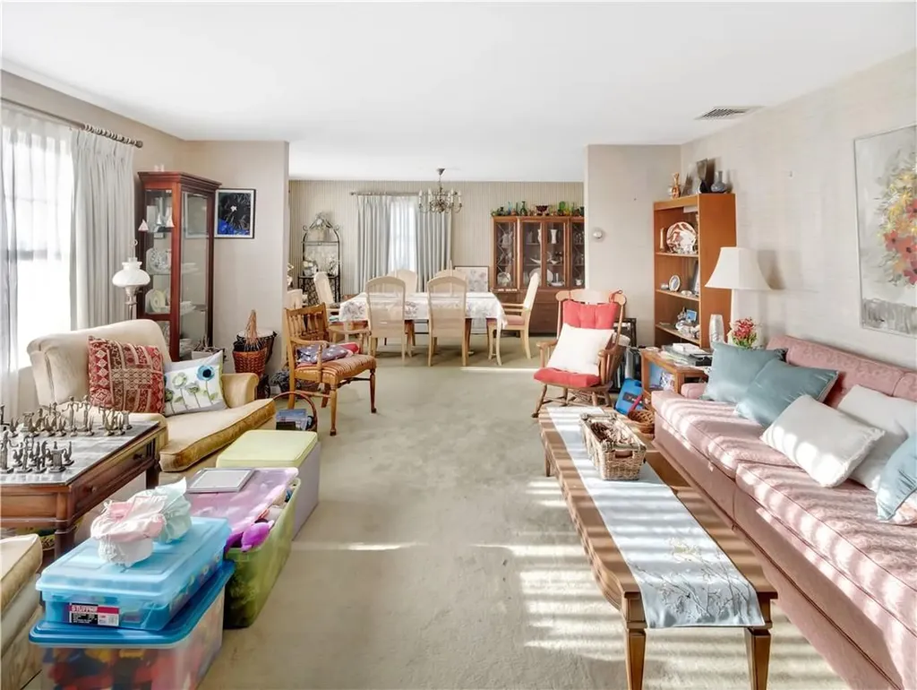 89 North Court Tiverton RI 02878