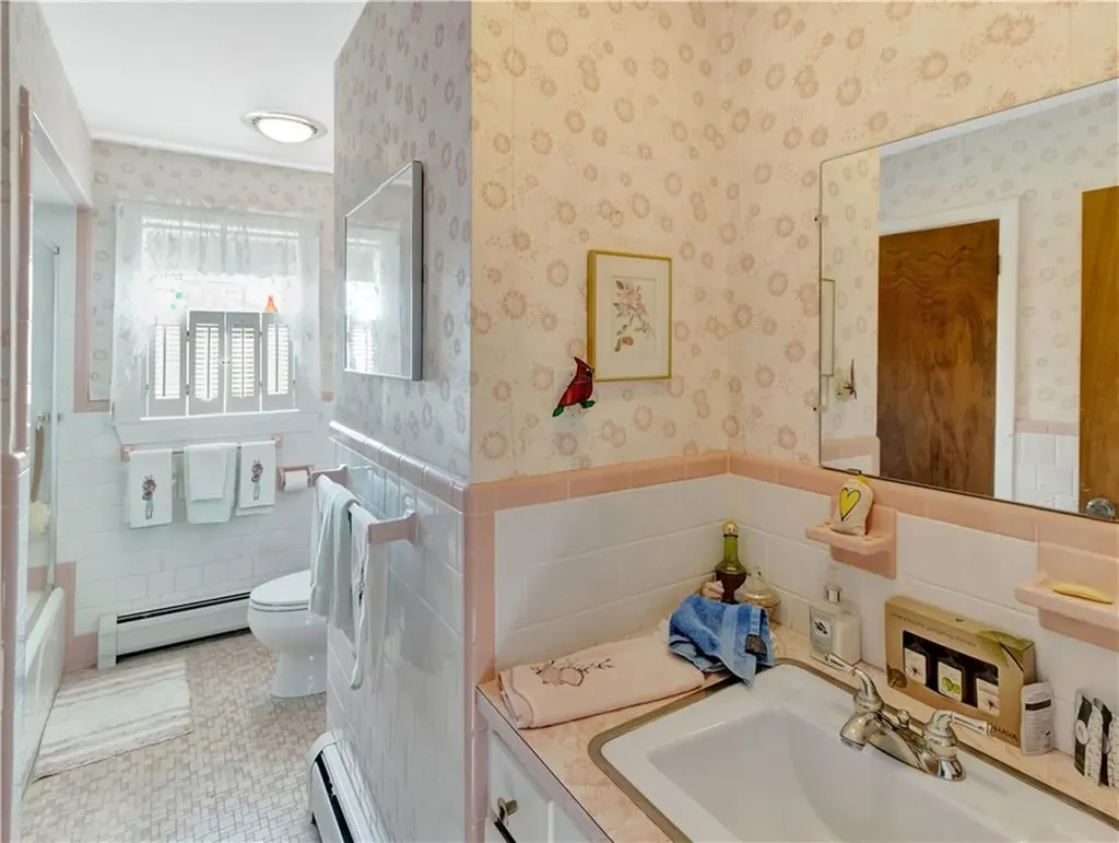 89 North Court Tiverton RI 02878