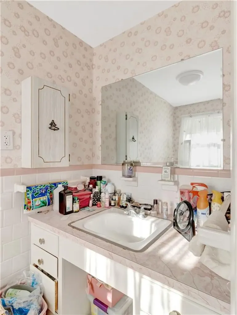 89 North Court Tiverton RI 02878