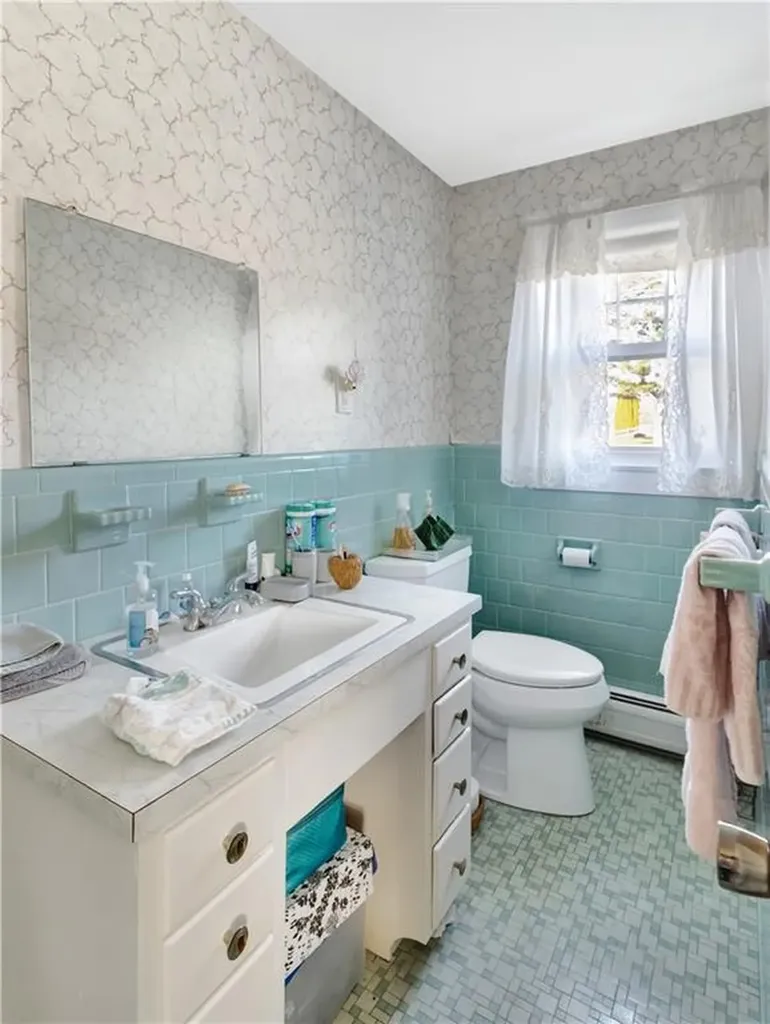 89 North Court Tiverton RI 02878